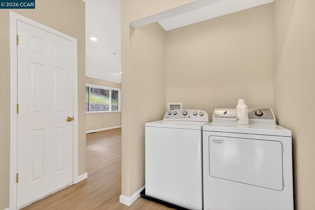 Building Photo - 261 Castle Hill Ranch Rd