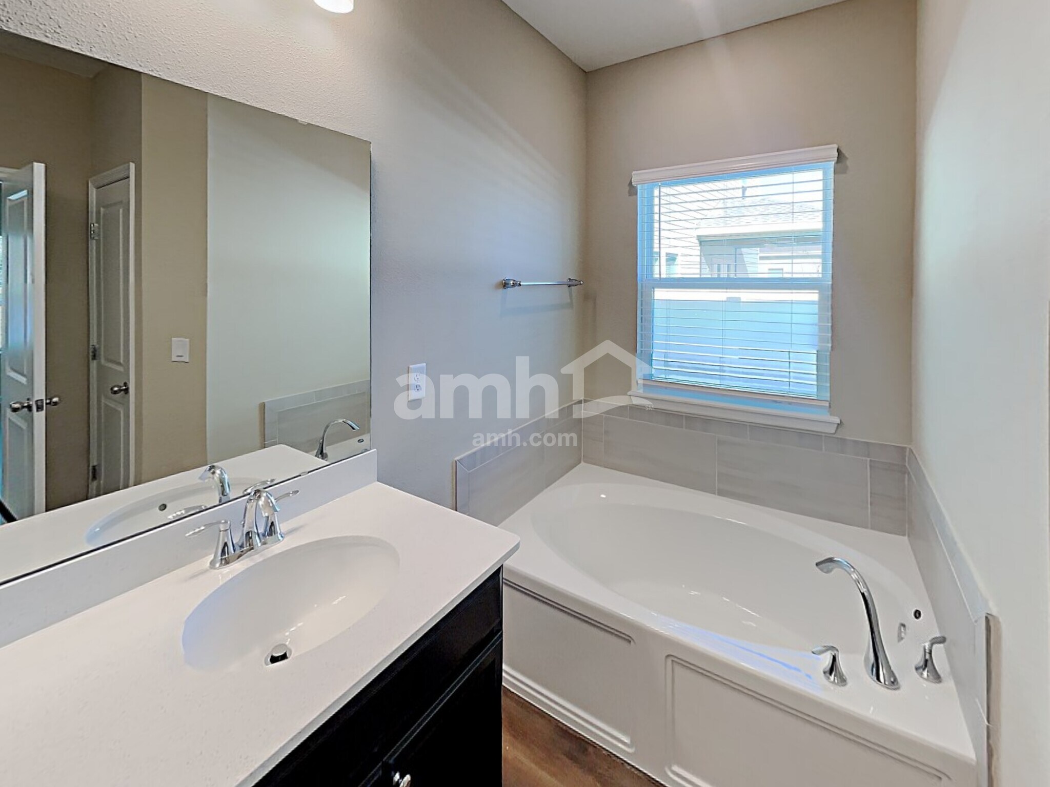 Building Photo - 233 Hemlock Pt