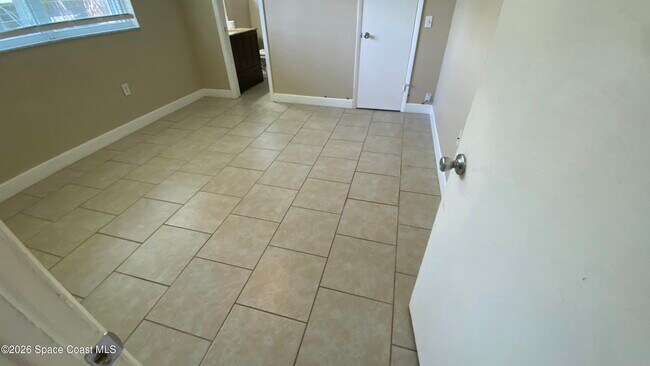 Building Photo - 2125 Emerald Ct