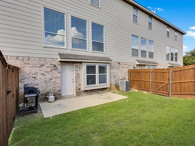 Building Photo - 2700 Club Ridge Dr