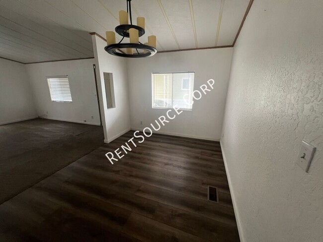 Building Photo - 3 Bedrom Mobile Home For Rent in Rosamond