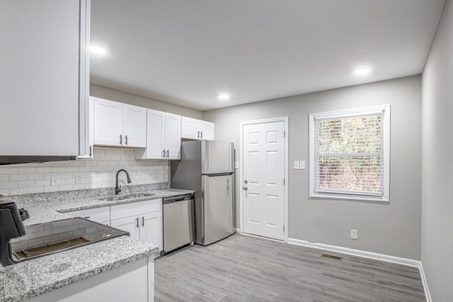 Building Photo - 2 Bed 1 Bath walking distance to downtown Chapel Hill and UNC