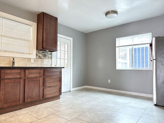 Building Photo - 574 Duboce Ave