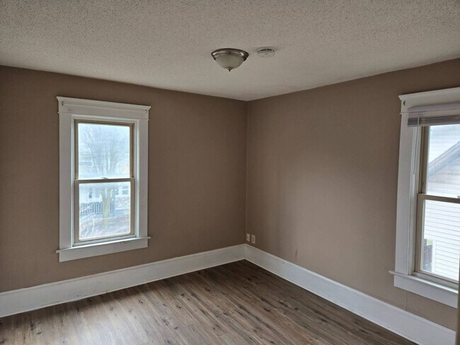 Building Photo - Charming 4-Bedroom Property in Prime Location