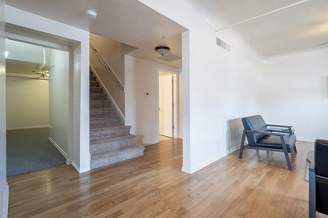 Building Photo - 928 E 6th St