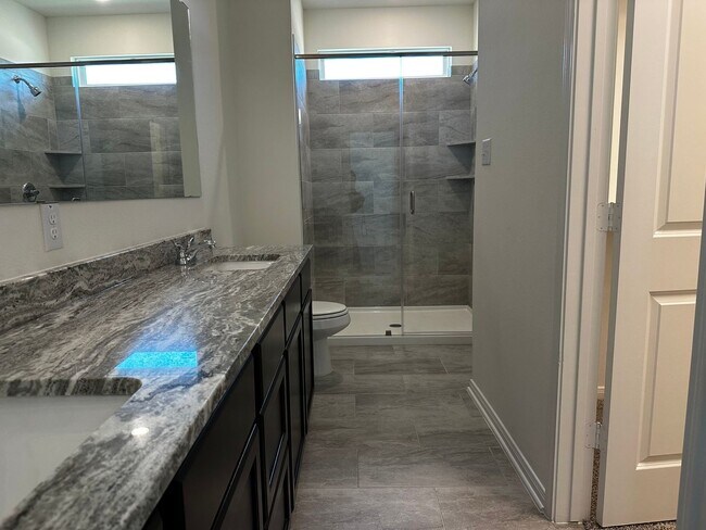 Building Photo - 4 bed 3 bath new build in the Lakes at University Place