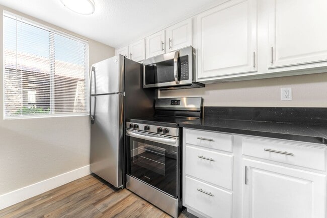 Building Photo - Modern Condo in Guard-Gated Community!