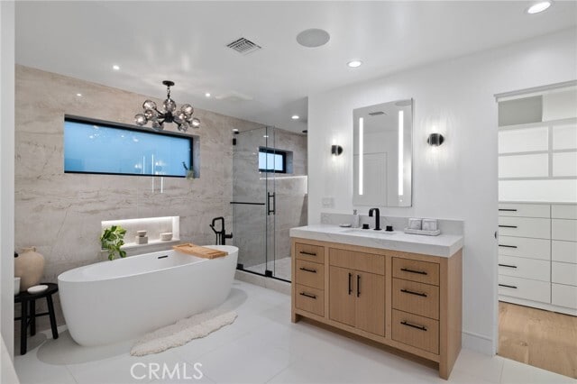 Building Photo - 807 N Paulina Ave