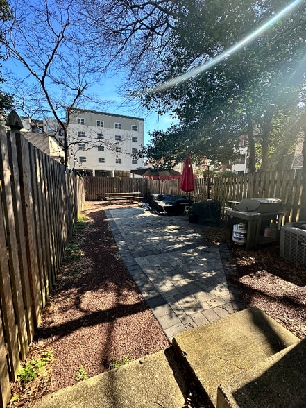 Building Photo - 10 W Knight Ave