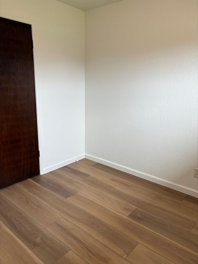 Building Photo - 15-13 Alma Ct