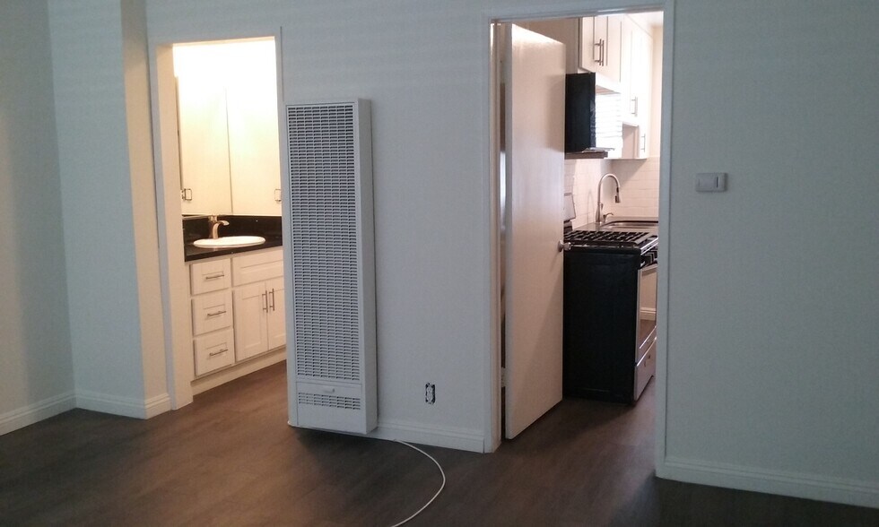 Building Photo - 3293 Cahuenga Blvd W