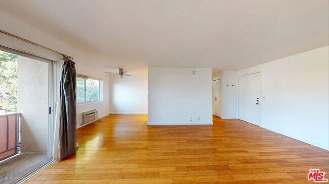 Building Photo - 525 N Sycamore Ave