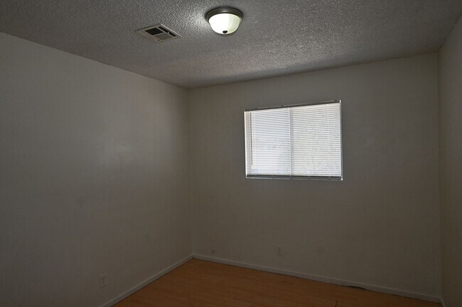 Building Photo - 2 Bedroom Apt- Downtown -  NO PETS