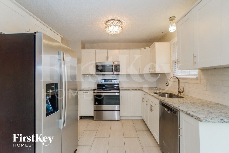 Building Photo - 615 N Pine St