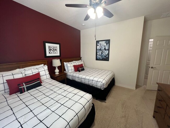 Building Photo - 8932 Shine Dr