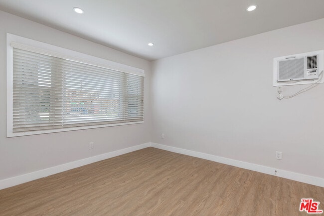 Building Photo - 2920 Alsace Ave