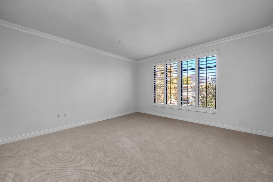 Building Photo - 11847 Gorham Ave