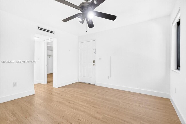 Building Photo - 3522 SW 25th St