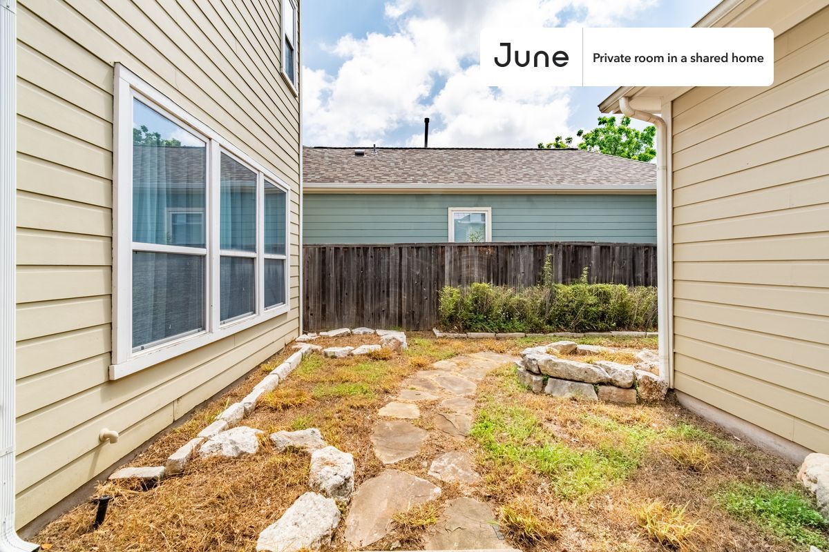 Building Photo - Room in Shared 5 bed/2.5 bath home