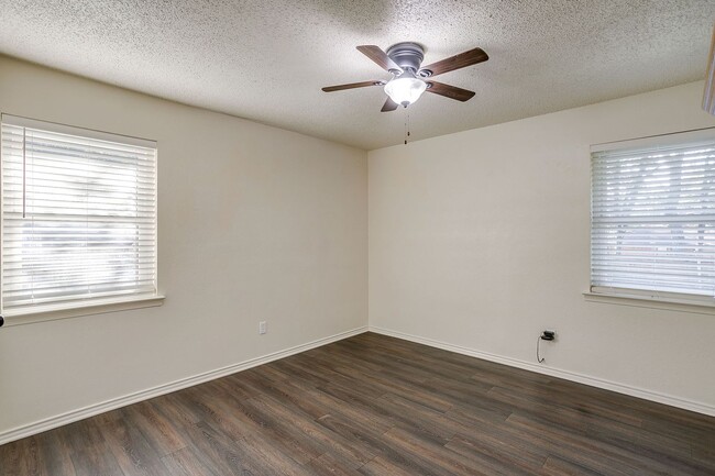 Building Photo - Amazing 4 Bedroom 2, Bath Home in Desirabl...