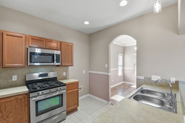 Building Photo - Stunning Corner Unit Townhome - Move-in special: Receive $100 off both your first and second mont...