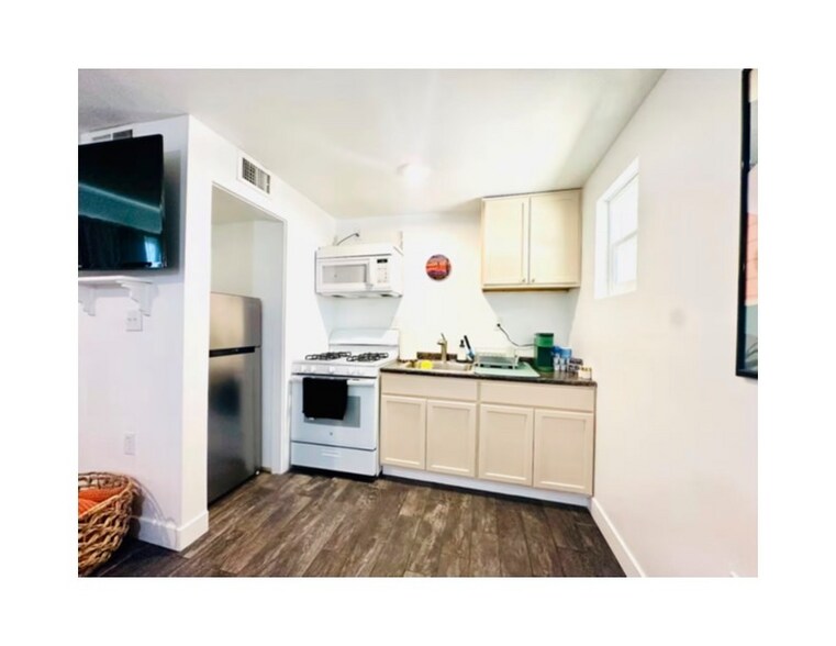 Building Photo - 187 W Center St