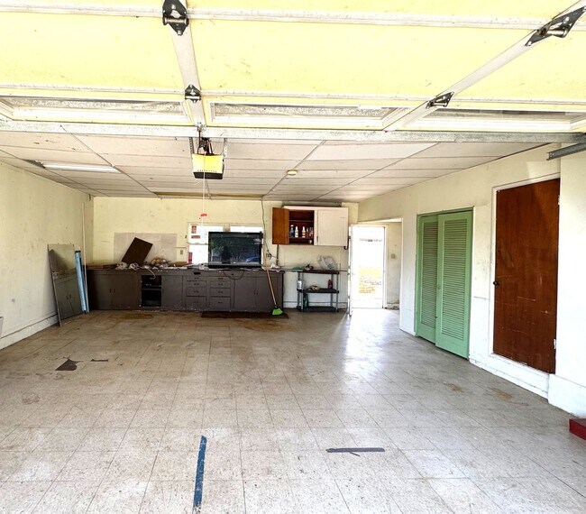 Building Photo - Spacious 3 Bedroom, 2.5 Baths Home for Lease in Rialto with Attached Garage