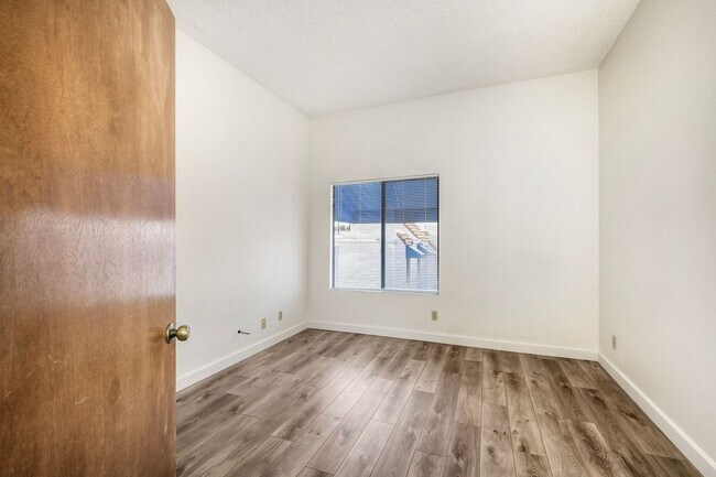 Building Photo - La Jolla Pines- Top Level 2 Bed/2 Ba Available Now!!