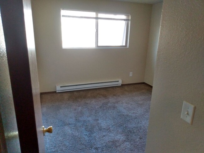 Building Photo - 1 bedroom 1 bathroom upstairs apartment - ...