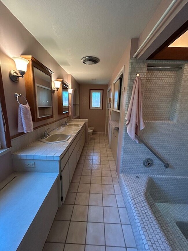 Building Photo - Charming 3bed/2.5Bath  Bennett Valley Home...