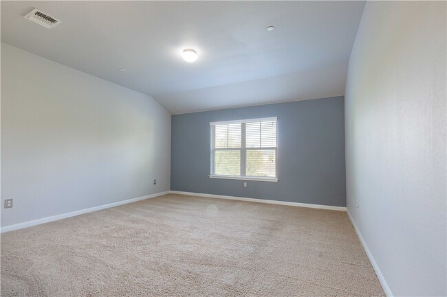 Building Photo - 1620 Bryant Dr