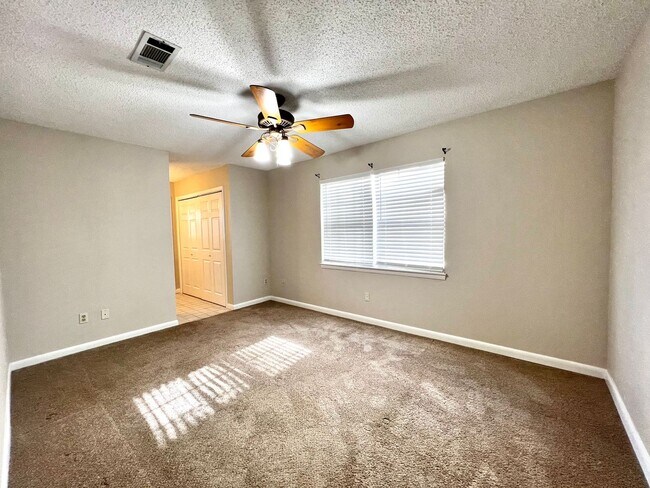 Building Photo - Charming home in Blue Pine Village!