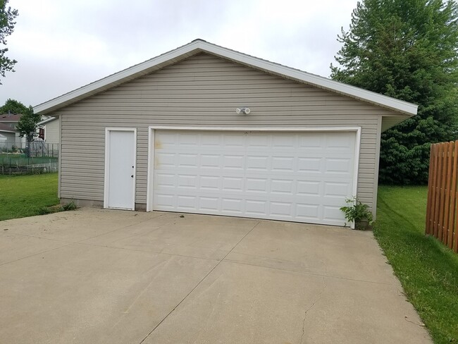 Building Photo - Great location, roomy yard, huge garage!