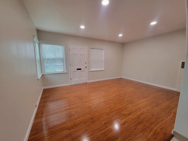 Building Photo - 2221