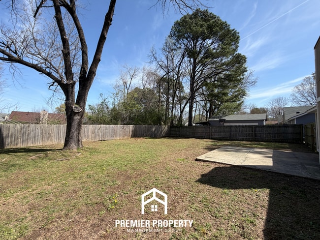 Building Photo - 3-Bedroom Single-Family Home for Rent in Memphis, TN - Vaulted Ceilings & Fenced Backyard