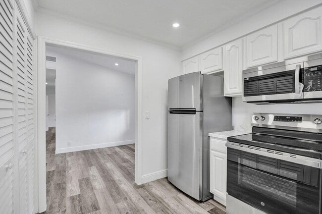 Building Photo - 229 SW 1st Ave