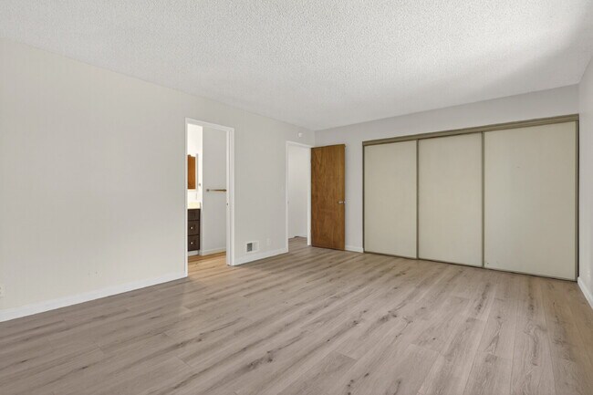Building Photo - Spacious Condo in Santa Clara - Easy Commute!