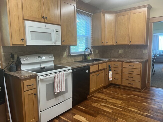 Building Photo - Charming Forest Lake View - Includes UTILITIES