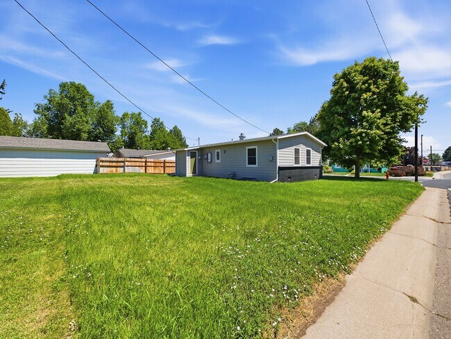 Building Photo - Updated 3 Bed Home with Vaulted Ceilings, Solar Panels & Large Corner Lot- $200 Lease Sign On Bonus!