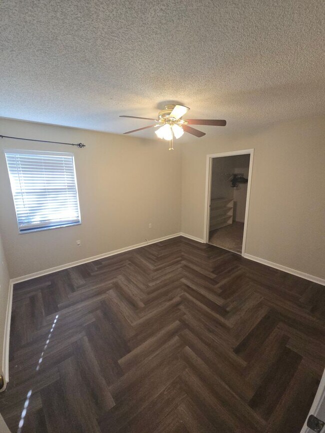 Building Photo - 3 bed 2 bath Lake House