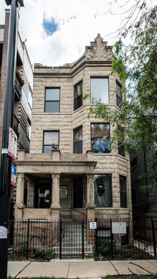 Building Photo - 3-Bedroom Apartment in Ukrainian Village / Humboldt Park!