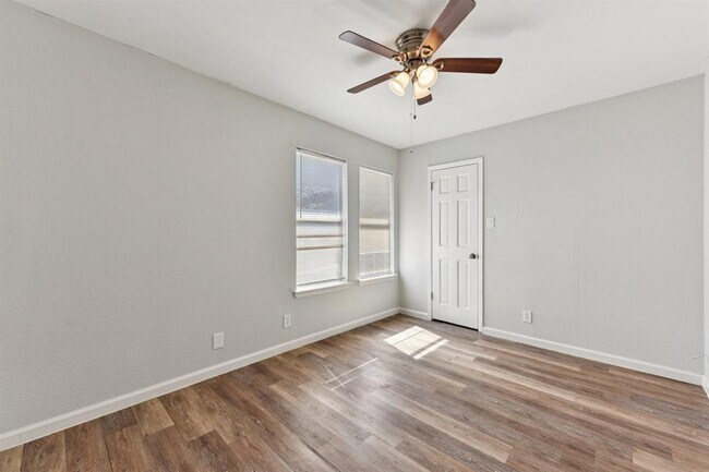 Building Photo - 1210 Southport Dr