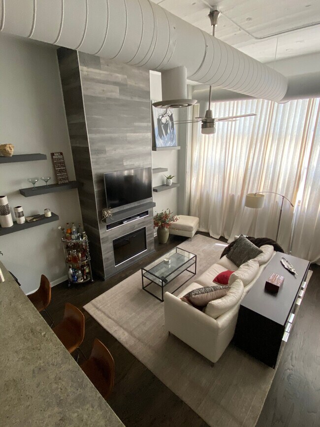 Building Photo - 2750 N Wayne Ave