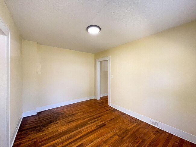 Building Photo - 10 Latta St