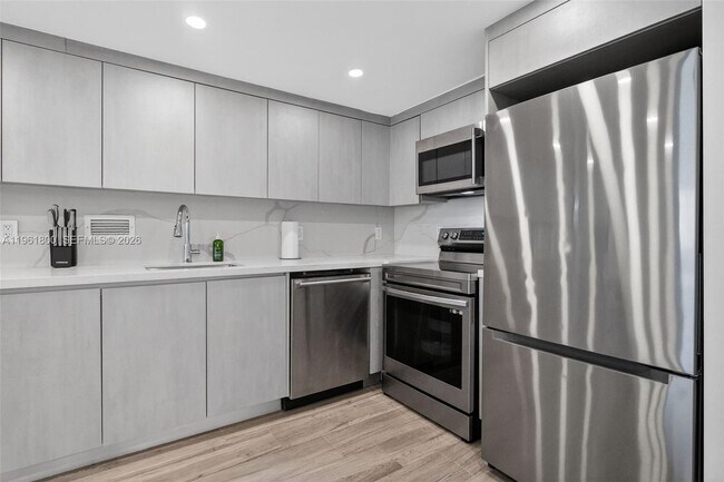 Building Photo - 2301 Collins Ave