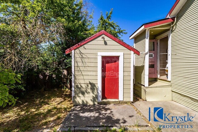 Building Photo - 547 Porter St