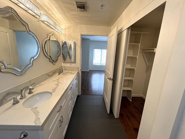 Building Photo - $500 OFF First Month's Rent! 2BR/2BA Downt...