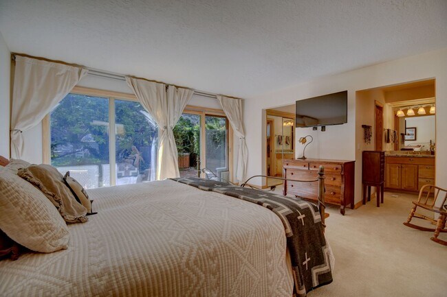 Building Photo - Executive 4 bedroom NE Heights home