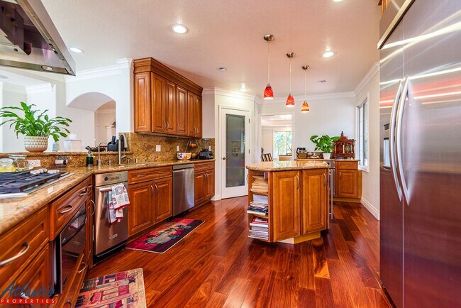 Building Photo - Stunning Home | Desirable Neighborhood | D...