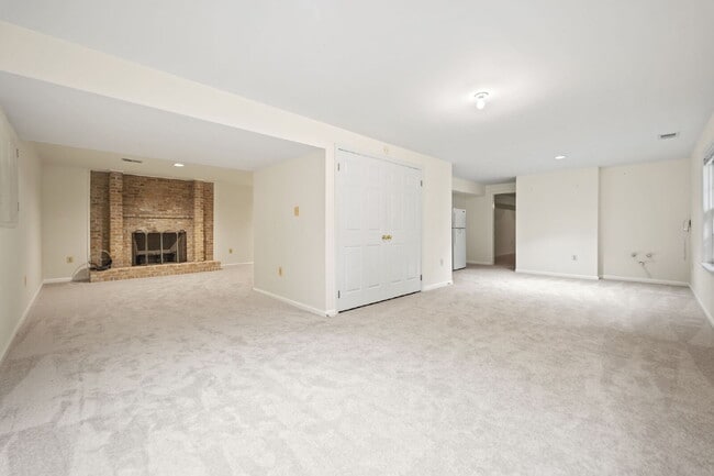 Building Photo - Elegant Tudor-Style Home in a Peaceful Oakton Setting